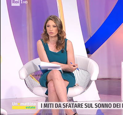 Maria Soave abbigliamento vestito tubino verde scuro gambe Uno Mattina 8 giugno 2022