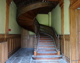 urbex-escalier-bois-jpg