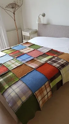 Patchwork: Uma Colcha de Memórias O patchwork é uma técnica encantadora que nos permite criar algo completamente novo e único a partir de retalhos. Por que não pegar aquelas camisetas velhas, com estampas que trazem memórias, e transformá-las em uma colcha colorida? Além de ser uma maneira maravilhosa de preservar momentos especiais, você acabará com um item super exclusivo e personalizado. E o melhor de tudo: é mais fácil do que parece! Você só precisa de tesoura, linha, agulha e muita imaginação