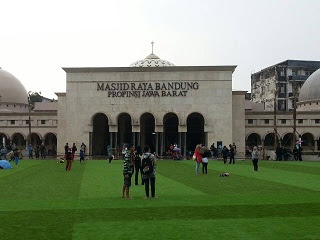 mesjid raya dan alun-alun Bandung