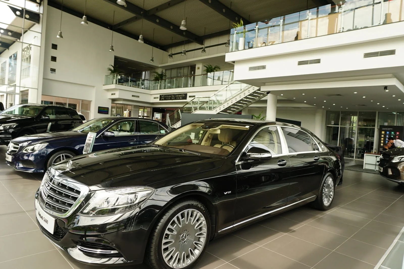 Chiếc S600 Maybach đang được trưng bày ở showroom