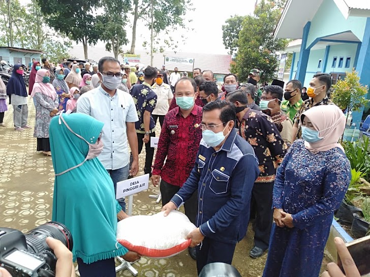 Pemkot Sungai Penuh Salurkan Bantuan Kepada Warga Terdampak Covid 19