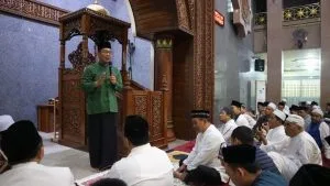 E satu.com (Crb) - Kawasan Cirebon-Patimban-Kertajati (Rebana) akan menjadi kawasan industri masa depan di Jawa Barat.  Hal tersebut di jelaskan oleh Gubernur Jawa Barat, Ridwan Kamil, saat melakukan sholat Subuh berjamaah di Masjid Raya At Taqwa, Kota Cirebon, Minggu, 15 September 2019, menjelaskan jika kawasan Rebana nantinya akan menyerap hingga 3 juta tenaga kerja. Karena itu, setiap daerah yang berada di kawasan Rebana diminta untuk bersiap.  “Jangan sampai seperti di daerah industri lain di Jawa Barat,” ungkap Emil, panggilan akrab Ridwan Kamil. Industri bermunculan, namun pengangguran justru tinggi.  Ini menunjukkan jika keberadaan industri tersebut belum mampu merekrut tenaga kerja di daerah sekitar. Karena itu perlu dipersiapkan tenaga kerja terampil yang diantaranya bisa dilatih melalui pelatihan vokasi, seperti yang dilakukan oleh negara-negara maju lainnya.  “untuk kawasan rebana ini, sudah masuk ke meja presiden,” ungkap Emil.  Pada kesempatan yang sama, Emil juga mengingatkan sejumlah program yang dimiliki oleh Pemprov Jabar yang bertujuan untuk meningkatkan kesejahteraan warga Jawa Barat. Diantaranya kredit Mesra atau masyarakat ekonomi sejahtera.  “ada dana Rp 150 miliar yang harus disalurkan ke umat,” ungkap Emil. Jika dana tersebut bergerak, maka akses permodalan akan semakin mudah dijangkau masyarakat. Karena cukup melalui masjid.  Khusus untuk alun-alun Kejaksan, Emil juga berharap Desember ini bisa segera selesai. Keberadaan alun-alun tersebut justru bisa membuat masyarakat Kota Cirebon bahagia dunia dan akhirat.  “Nanti jika waktunya sholat, pengurus At Taqwa bisa menggiring warga untuk melakukan sholat disini,” ungkap Emil. Sehingga kebahagiaan lahir dan bathin bisa tercapai.  Sementara itu, Wali Kota Cirebon, Drs. H. Nashrudin Azis, SH., mengakui Kota Cirebon mendapatkan banyak pencerahan dengan datangnya Gubernur Jawa Barat, Ridwan Kamil, hari ini.  “Diantaranya, adanya kredit mesra yang bisa diakses di masjid,” ungkap Azis. Dengan kredit tersebut, masyarakat kecil yang membutuhkan modal tanpa agunan, bisa menjangkaunya.  “Tidak hanya meningkatkan kesejahteraan, tapi juga meningkatkan keimanan,” ungkap Azis.  Untuk alun alun Kejaksan, Azis juga optimis jika pengerjaannya akan selesai tepat waktu. Selain itu, menyambut kawasan rebana, Azis, menyatakan jika mereka juga harus bersiap. Khususnya menyiapkan infrastruktur termasuk membenahi pariwisata di Kota Cirebon. ( Nm)