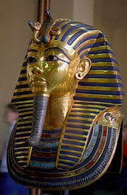 لاحظ الكوبرا الذهبية أعلى قناع الفرعون توت عنخ آمون وهي تمثل إحدى الآلهة الحارسة  حسب معتقدات المصريين القدامى وتسمى وادجت.
