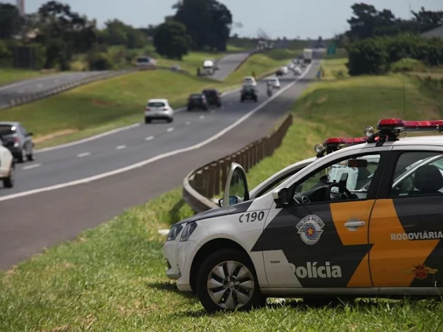 Agora é multa: farol baixo obrigatório