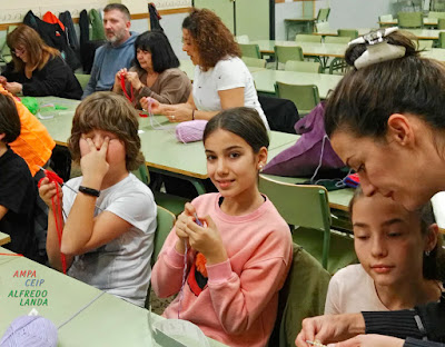 Taller de tejer para el Árbol contra la Violencia Sexista