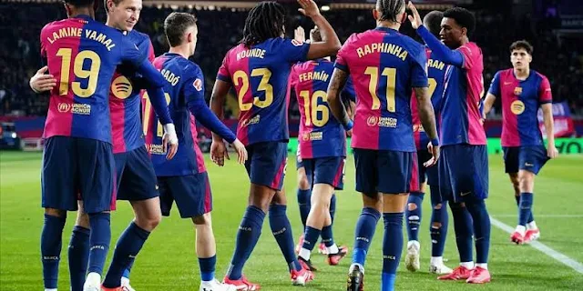 Le milieu de terrain du FC Barcelone a été durement touché par les blessures cette saison. Après la grave blessure de Marc Bernal, c'est au tour de Marc Casadó d'être touché au genou lors du match contre l'Atlético Madrid. Si les premières craintes étaient importantes, des examens complémentaires ont révélé une blessure moins grave que redouté. Titularisé par Hansi Flick, Marc Casadó, qui avait profité de la blessure de Bernal et du manque de forme de De Jong pour s'imposer, a vu son excellente saison prendre un tournant inquiétant lors du match face à l'Atlético. Touché au genou droit, le club craignait une longue absence. Cependant, les examens complémentaires ont apporté une nouvelle rassurante : Casadó souffre d'une lésion ligamentaire, mais aucune rupture n'a été détectée. Une absence de deux mois et un espoir de fin de saison  Cette nouvelle signifie que Casadó évitera une opération chirurgicale et que sa période d'indisponibilité sera considérablement réduite. Mundo Deportivo évoque une absence d'environ deux mois. Ce délai permettrait au jeune milieu de terrain de potentiellement faire son retour juste avant la fin de la saison. Il pourrait ainsi participer au dernier match de Liga contre l'Athletic Bilbao fin mai et, en cas de qualification du Barça, à une éventuelle finale de Ligue des Champions. Les Blaugranas sont actuellement en quarts de finale de la compétition européenne, où ils affronteront le Borussia Dortmund le mois prochain. Si cette blessure contraint Marc Casadó à déclarer forfait pour le prochain rassemblement de la sélection espagnole, où il avait connu sa première cape en novembre, la perspective d'un retour en fin de saison est une source de motivation importante pour le joueur. Cette nouvelle moins alarmante que prévu offre une perspective encourageante à Casadó, qui a su saisir sa chance cette saison et espère bien retrouver les terrains pour les échéances importantes à venir avec le FC Barcelone. La blessure de Marc Casadó est un coup dur pour le FC Barcelone, mais la nouvelle de l'absence de rupture ligamentaire est un soulagement. Le jeune milieu de terrain a une chance de revenir avant la fin de la saison et de contribuer aux objectifs du club.
