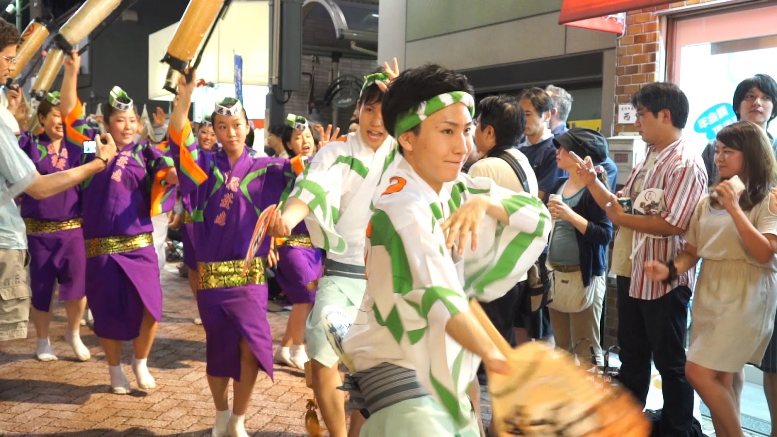 高円寺阿波おどり、花菱連の動画を見る