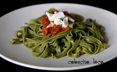 Pasta de espinacas con tomate y mozzarella