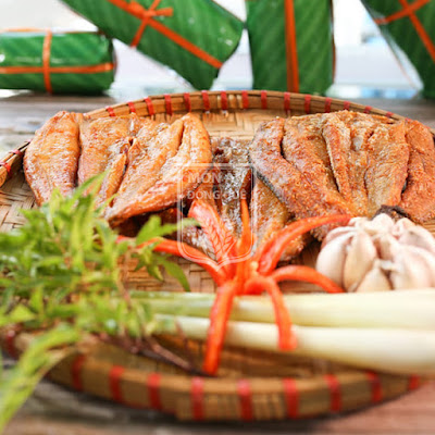 Khô cá lóc chiên giòn có thể ăn kèm với cơm nóng, cháo trắng, rau sống hoặc làm thành các món gỏi trộn cũng rất ngon.