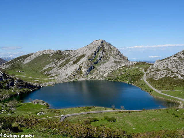 Vistas al Lago Enol desde el Mirador de Entrelagos.