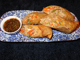 PORCIONES: 6 INGREDIENTES 227 g / 8 oz. de carne de jaiba 6 láminas de masa para hacer rollitos 3 tazas de repollo cortado a la Juliana. (Tiritas largas y delgadas) ½ taza de zanahoria cortada a la juliana ½ taza de pimiento morrón amarillo cortado a la Juliana ½ taza de cebollines cortados a la Juliana 1 cucharada de salsa china hoisin 1 cucharada de salsa china de ostras (Oyster sauce) 2 dientes de ajos picados  1 cucharadita de jengibre picado fino 1 huevo batido Aceite para freír. PROCEDIMIENTO En un a ensaladera mezclar la carne de jaiba, repollo, zanahoria, pimiento amarillo, cebollines, salsa hoisin, salsa de ostras, ajo y jengibre. Poner las láminas de masa sobre la mesa de preparación con las puntas mirando a uno, pintar las orillas con huevo batido y poner el relleno bajo del centro de la masa. Doblar la punta de abajo hacia el centro de la masa. Doblar las puntas de los extremos hacia adentro. Enrollar haciendo un rollo. Es como hacer un sobre. Freír y servir con salsa de untar. SALSA PARA UNTAR LOS ROLLITOS DE JAIBA 1 cucharadita de miel 1 cucharada de agua 2 cucharadas de salsa soja. (sillao) 1 cucharadita de vinagre de arroz o regular 1 cucharadita de arroz de vino 1 cucharada de cebollines picados. ½ cucharadita de aceite de sésamo picante o sésamo regular con ají de polvo. METODO