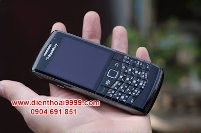 Bán blackberry 9100, blackberry 9100, giá blackberry 9100, bán blackberry 9100 giá rẻ, bán bb 9100, cần bán bb 9100 cũ, bán bb 9100 giá rẻ.  BlackBerry 9100 nghe gọi tốt, sóng khỏe, loa thoại to và ấm, pin lâu, nghe nhạc hay.  Bán điện thoại BlackBerry 9100 cũ giá rẻ tại Hà Nội, Bán blackberry 9100 nguyên bản, máy đẹp như mới Dòng Blackberry Pearl 9100 có thiết kế nhỏ gọn, bàn phím độc đáo, rất phù hợp để dùng như chiếc máy thứ 2. Blackberry 9100 là một chiếc điện thoại có loa ngoài nghe nhạc rất hay, hay hơn cả những chiếc điện thoại có giá trên chục triệu đồng, loa có chất âm ấm, to và rõ thật khó kiếm như bb 9100. Blackberry 9100 thì vô địch về khoản nghe gọi với thời lượng pin lâu, loa nghe rất ấm,, loa míc của blackberry thì bạn có thể nghe gọi vô tư khi đang trong phòng karaoke. Blackberry có cấu hình tương đối khá, đầy đủ các tính năng giải trí cơ bản, có wifi, 3g lên mạng nhanh, camera 3.2, khe cắm thẻ nhớ, nghe nhạc hay, loa ngoài to
