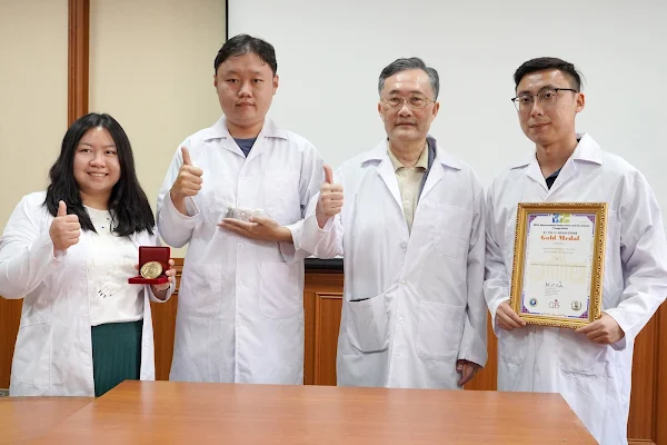 ▲大葉大學工學院李清華院長(右二)帶領學生研發廢車用鋰鐵電池與三元鋰電池正負極混合物。（記者林明佑翻攝）