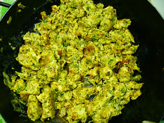 Egg fried with pulp in a wok