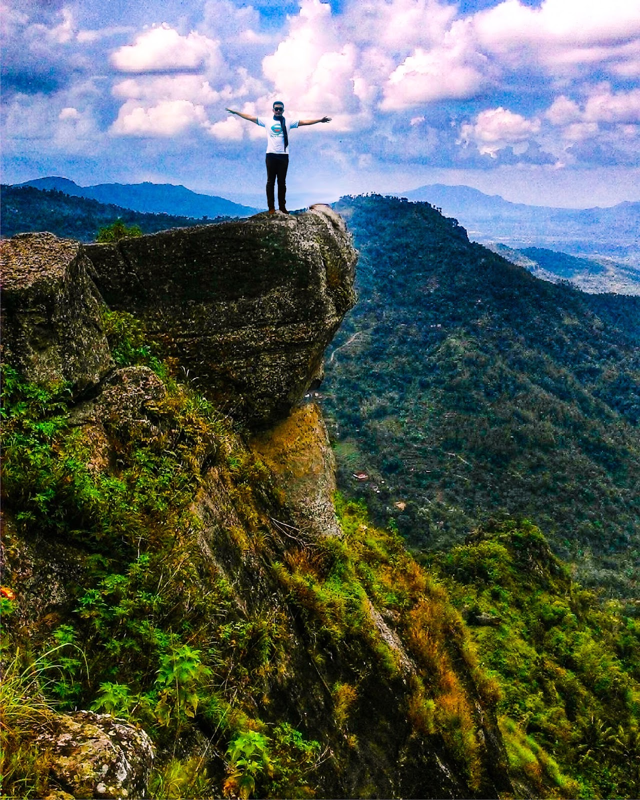 Tebing Batu Gunung besek Wisata Indonesia