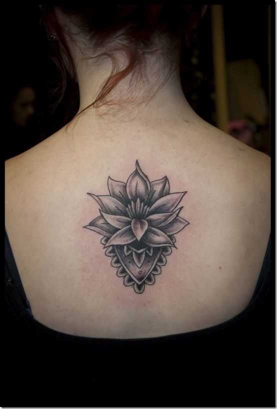 le_henn_lotus_tatouage_sur_le_dos