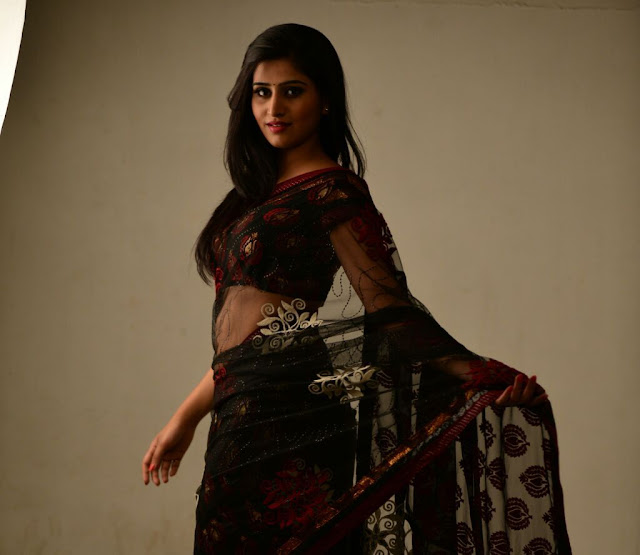  Shamili Sounderajan Gorgeous in Black Embroidery Work Saree