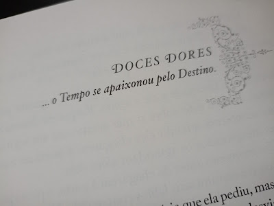 Foto de uma página do livro com os dizeres "Doces dores: ... o Tempo se apaixonou pelo Destino"