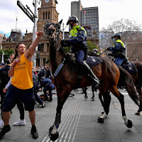 Lelaki anti perintah berkurung tumbuk kuda polis di Australia diburu
