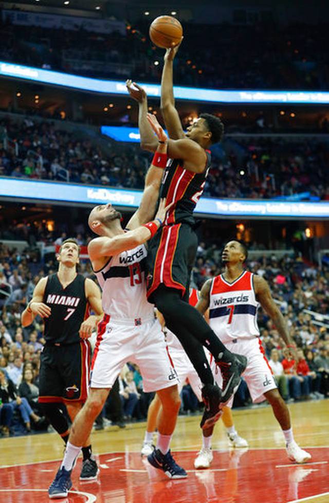 Miami Heat vence e permanece vivo na luta pelos playoffs