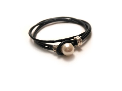 PULSERA DE CUERO NEGRO CON PERLA