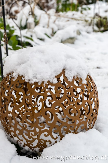 Gartenkugel mit Schnee