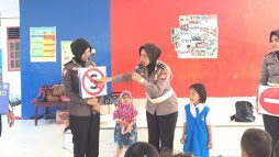 Polwan Lantas Pinrang sambangi TK  Pembina