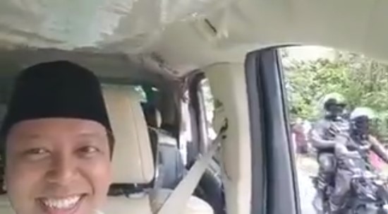 Romi Cengar-Cengir Lihat Jokowi Melempar Hadiah dari Mobil