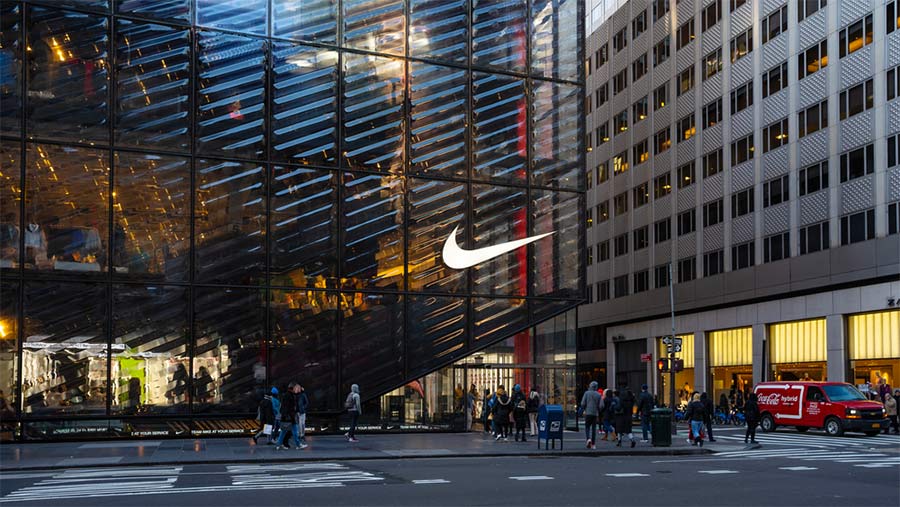 Logo hiện tại của Nike đã không còn tên thương hiệu, logo Nike đã được tối giản hết mức với chỉ một đường phẩy đơn giản.