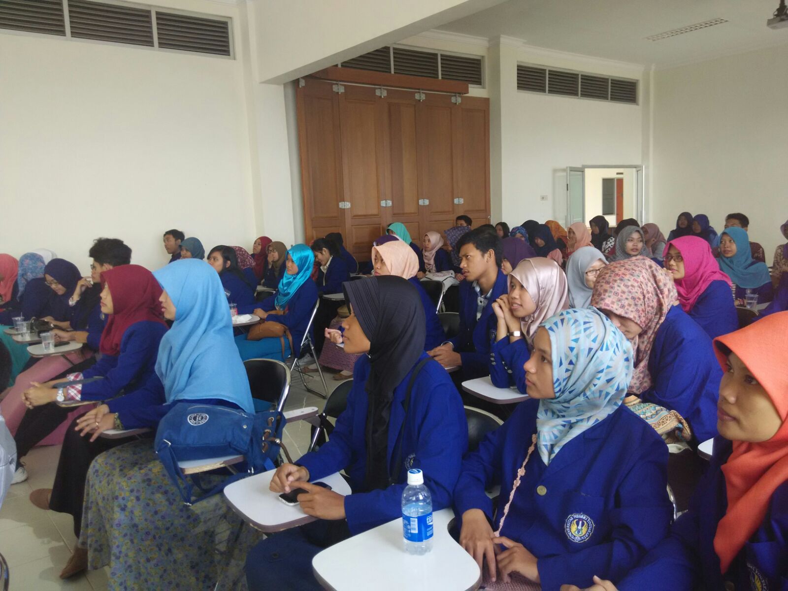 Suasana hangat terasa saat kegiatan tersebut berlangsung Banyak sekali cerita cerita yang baru tentang kepengurusan dan pendidikan yang ada di UM tersebut