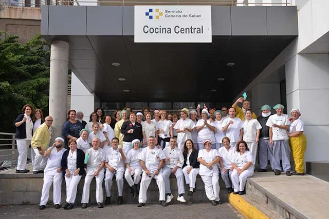 Personal de cocina del Complejo Hospitalario Universitario Insular-Materno Infantil que elaborarán un menú especial para estas fiestas 