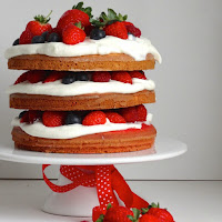  Bolo de claras colorido com frutos vermelhos