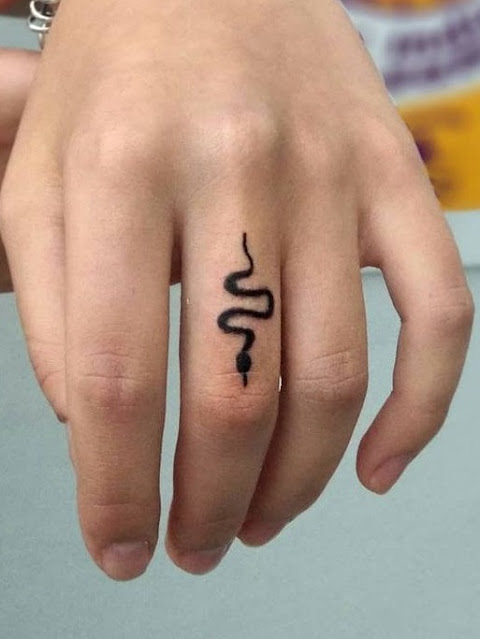 54 mini tatuagens de cobras para mulheres que querem demonstrar seu poder