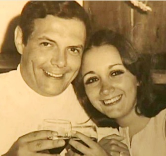 Foto de María Antonieta de las Nieves con su pareja