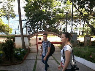 Rodrigo Maiellaro e Bruna Canivello nos bastidores de gravação da websérie Garota de Domingo.