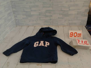 中古品　子供服　９０ｃｍ　GAP　ネイビー　フード付きプルオーバー　１１０円