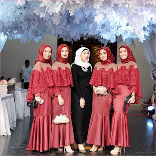 Outfit Baju Bridesmaid Berhijab Ala Selebgram 2018 kebaya terusan kain brokat satin kerudung segiempat hijab square organza merah tua ciput rajut hitam high heels wedges slingbags clutch ootd outfit kondangan trendy