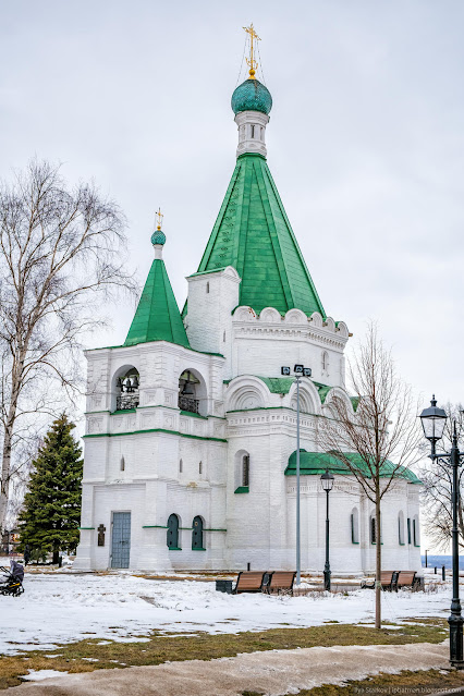 Белокаменный собор с зеленой крышей