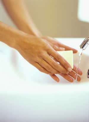 personne qui se lave les mains avec du savon