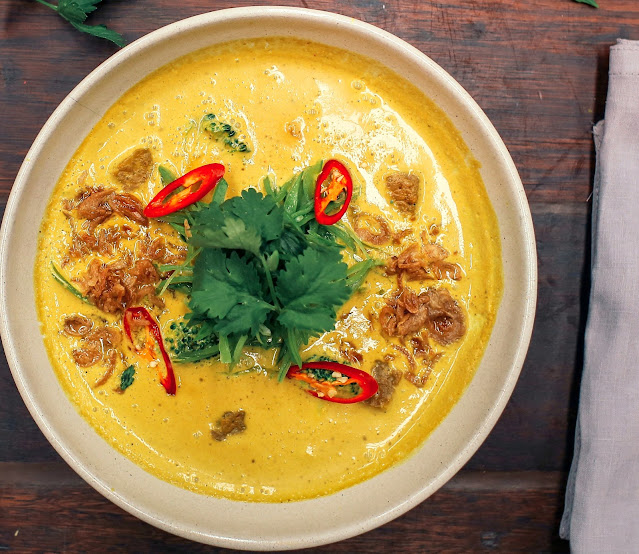 Sopa Tailandesa Picante de Frango e Leite de Coco