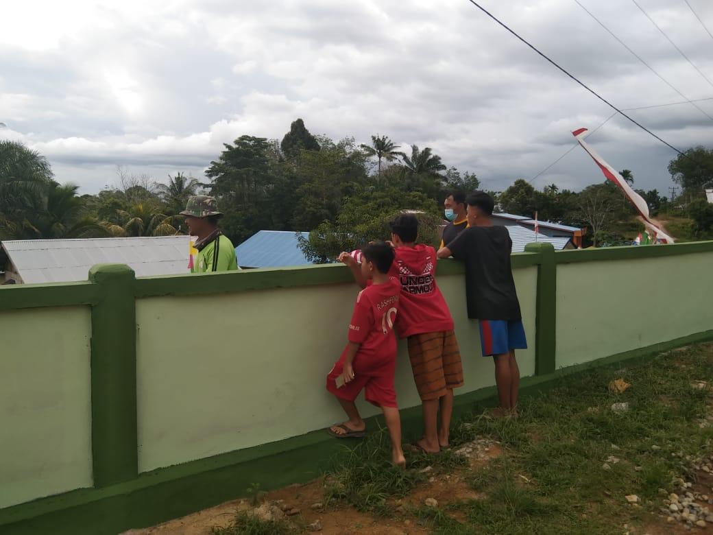 Pagar Baru Jadi Destinasi Baru Bagi Anak anak TMMD Ke 111 kodim 1202/Singkawang