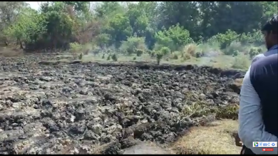 पिपरिया कप्तान में गोमती नदी के जमुनिया घाट पर फटी जमीन से निकला धुआ, साठा धान लगाने का अंजाम या कुदरत का कहर 