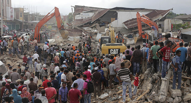 Quake strikes Indonesia killing nearly 100