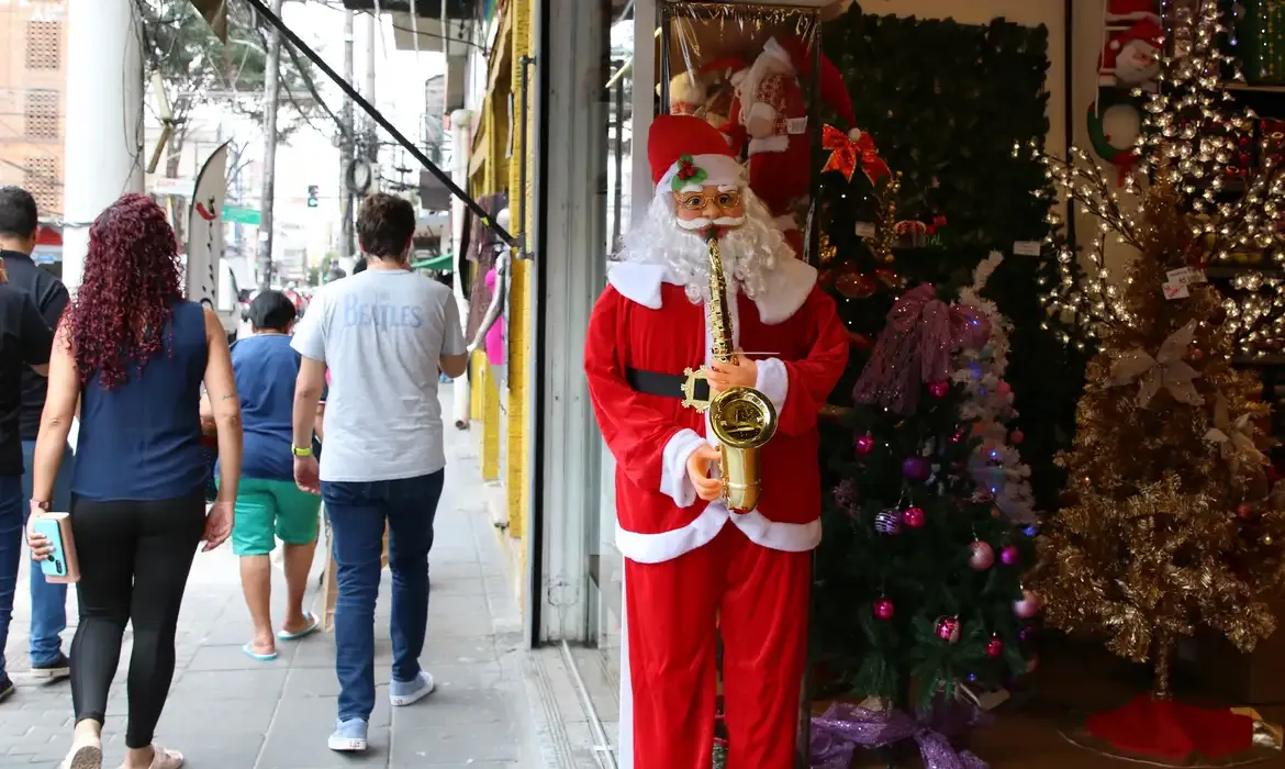 Comércio com decoração de Natal na rua Teodoro Sampaio, em Pinheiros - Foto: Rovena Rosa/Agência Brasil