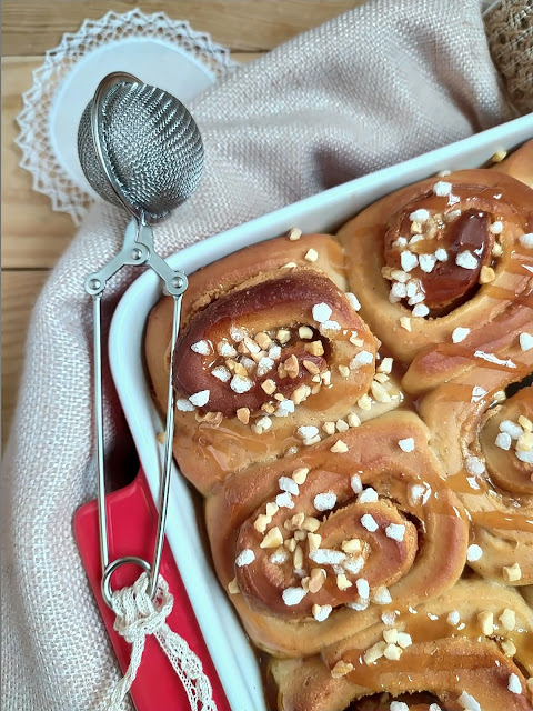 Receta de rollos de canela rellenos de crema de turrón de Jijona cinnamon rolls desayuno merienda postre azúcar almendra masa levadura horno Cuca queso crema relleno