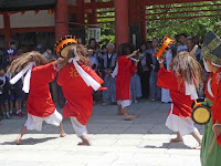 平安時代末期に始まった「やすらい祭り」は、岡本町と梅ケ辻町の住民による「上賀茂やすらい踊り保存会」によって伝えられる。