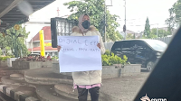Viral, Seorang Wanita Berdiri di Pinggir Jalan Cikapayang Dago Sambil Mambawa Poster Bertulisan