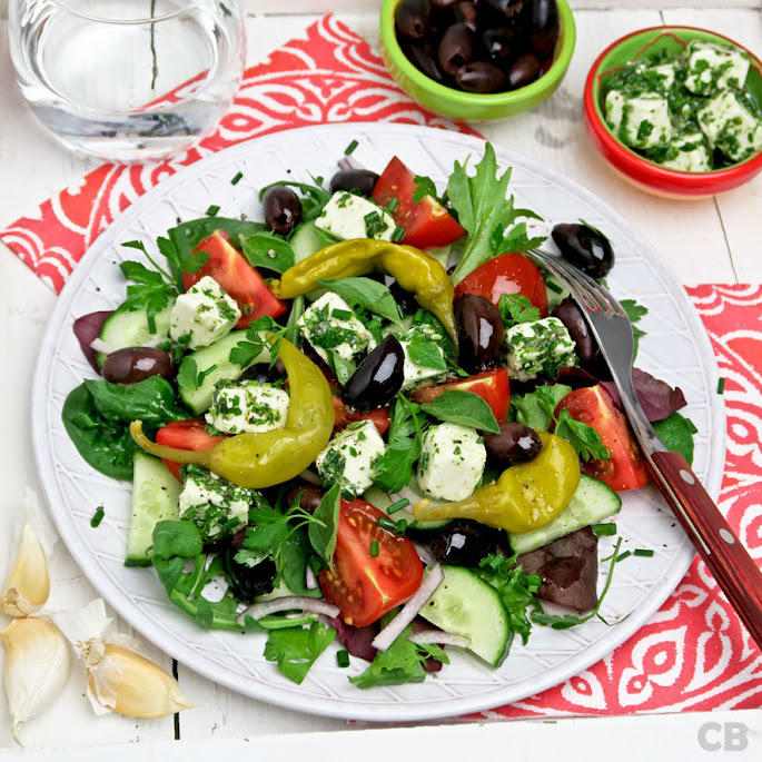 Recept: maak nu zelf verse en gezonde Griekse boerensalade met gemarineerde feta