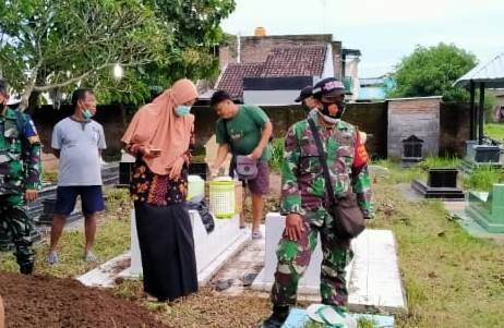 Monitoring & pengamanan pemakaman jenazah covid 19, Babinsa tetap jaga kewaspadaan